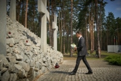 Президент України Володимир Зеленський ушанував пам’ять жертв політичних репресій. Биківнянський меморіал, 17 травня 2020 року