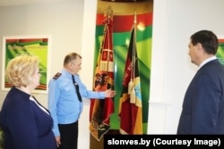 Першаму намесьніку кіраўніка адміністрацыі Аляксандра Лукашэнкі Максіму Рыжанкову пры ўдзеле дырэктаркі слонімскай школы № 9 Сьвятланы Апановіч у 2023 годзе дэманструюць сьцягі, якія выкарыстоўваюць слонімскія кадэты, у тым ліку харугву з імпэрскім арлом.