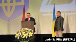 Заступник голови Національної спілки кінематографістів України Сергій Тримбач (ліворуч) та режисер фільму «Міф» Іван Ясній пі дчас офіційного прийняття посольства України в Латвійській Республіці з нагоди 28-ї річниці Дня Незалежності України, 4 вересня 2019 року