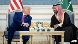 د امریکا ولسمشر ډونالډ ټرمپ او د سعودي ولیعهد محمد بن سلمان د مې پر ۱۳مه د ریاض په شاهي ماڼۍ کې د قهوې د دودیزو مراسمو تر پیل مخکې خبرې کوي.