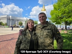 Бойова медикиня Світлана та Роман, головний сержант, разом із яким зайшли на командний пункт роти. Київ, травень 2025