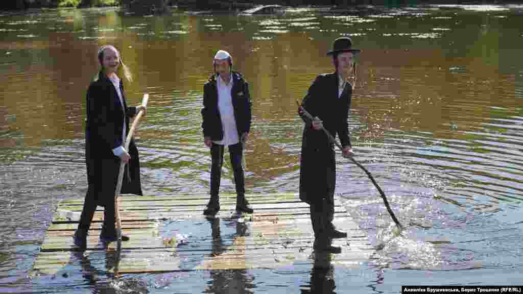 Під час святкування на вулиці веселиться багато дітей хасидів