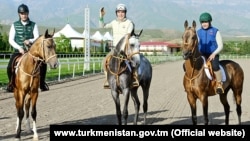 Türkmenistanyň prezidenti Gurbanguly Berdimuhamedow (ortada) ogly Serdar (çepde) we agtygy Kerimguly (sagda) bilen 