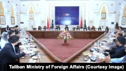 د طالبانو د بهرنیو چارو سرپرست وزیر په مشرۍ پلاوی په کابل کې د چین او پاکستان د بهرنیو چارو له وزیرانو او مل پلاویو سره خبرې کوي - د اګست ۲۰مې انځور.