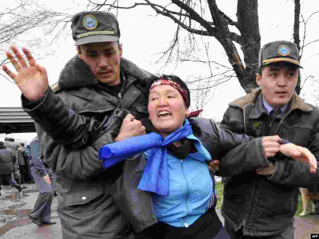 7-апрель күнү Бишкектин Алматы көчөсүндө жайгашкан &ldquo;Форум&rdquo; имаратынын алдында нааразылык акциясына чыккан аялды милиция кызматкерлери кармап кетип жатат.&nbsp;