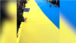 «Їхня боротьба – наша боротьба»: у Празі активісти розгорнули 30-ти метровий стяг України 