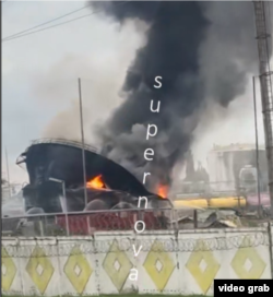 Знищений вогнем резервуар на Феодосійській нафтобазі. Жовтень, 2025 року