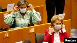 Председателката на ЕК Урсула фон дер Лайен (вдясно) и старшият вицепрезидент за цифровото развитие Маргрете Вестагер при представянето на програмата за възстановяването на европейската икономика