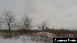 Щит з написом «Острожно, мины» та перекладом на німецьку«Achtung, Minen» (фото автора)