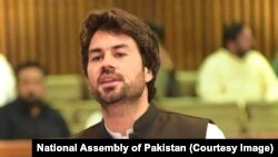 د پاکستان په قامي اسمبلۍ کې له باجوړه منتخب استازی مبارک زېب د اسمبلۍ غونډې ته وينا کوي ـ انځور له ارشيفه