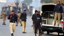 په بنو کې پولیسو او پوځیانو تر یو برید وروسته پر سړک ناکه لګولې ده - انځور له ارشیفه.