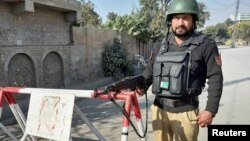 په بنو کې یو پولیس سرتېری چاوڼۍ ته پر تلونکي سړک پهره کوي - انځور له ارشیفه.