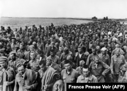 Радянські військовополонені під Харковом. Червень 1942 року. Німецьке фото