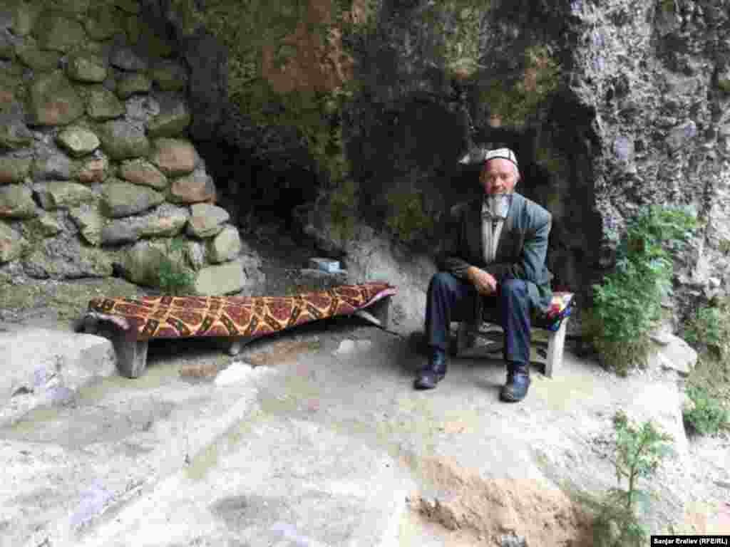 Бата тилеп келгендерге дуба окуп, куран түшүрүп кызмат кылган адам. Жергиликтүүлөрдүн тилинде мындай кишилер шейх деп аталат.&nbsp;