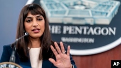 На уточнювальне запитання щодо того, що збивати цілі над Україною можна з польської чи румунської території, Сінгх зазначила, що це «означало б втягнути США у війну іншим способом»