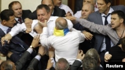 Під час бійки у Верховній Раді, коли депутати більшості намагалися розглянути мовний законопроект. 24 травня 2012 року