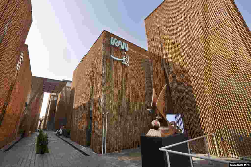 Павилјонот во Иран, со стотици топки направени од иста материјал што се користел&nbsp;како градежен материјал во некои региони на оваа блискоисточна земја. Посетителите можат да пробаат ткаење теписи и да ги вкусат традиционалните билни чаеви. 