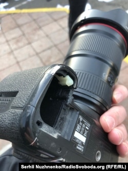 Розбита камера фотокореспондента Радіо Свобода Сергія Нужненка під час мітингу проти відкриття ринку продажу землі, 2019.