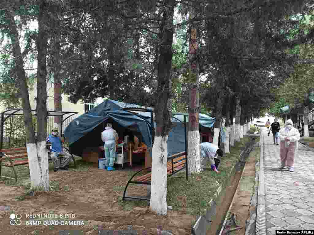 Токтогул шаарындагы үй-бүлөлүк медицина борборунун алдында эки чатырда жайгашкан&nbsp;12 орундук стационар.