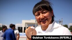 Кыз-келиндер күрөшүнөн Мээрим Жуманазарова коло медаль алды. Бул эгемен Кыргызстандын Олимпиада тарыхында кыз-келиндер арасындагы алгачкы медал.