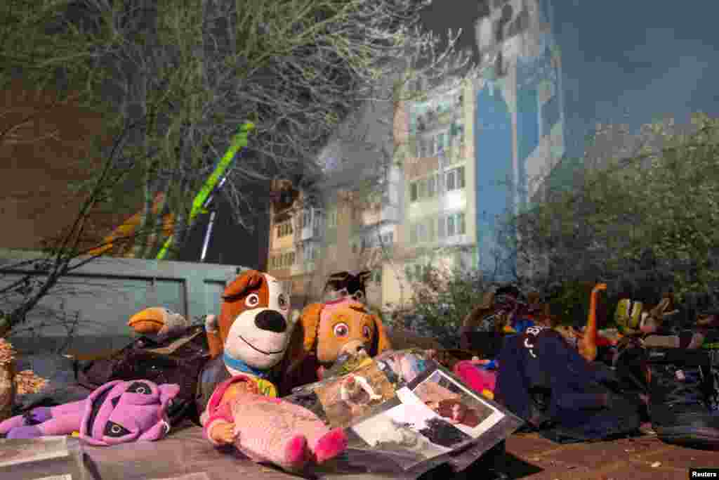 Мягкие игрушки лежат на месте жилого дома, пораженного российской ракетой в ходе российского нападения на Украину, в Тернополе, Украина, 20 ноября 2025 года. REUTERS/Thomas Peter