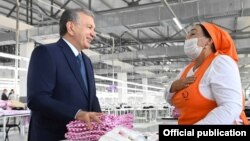 Нозима-опа, которая пообщалась с президентом Шавкатом Мирзияевым в качестве работницы швейно-трикотажного предприятия And gold, на самом деле является специалистом по вопросам семьи и женщин махаллинского схода граждан «Бештерак» в Избасканском районе Андижанской области 