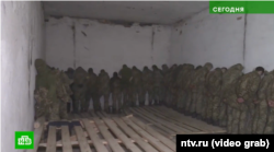 Украінскія вайскоўцы ў меркаваным фільтрацыйным лягеры ў Нароўлі. Скрыншот зь відэа расейскага тэлеканала НТВ.