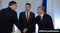 Чехия парламентинин депутаттар палатасынын төрагасы Ян Гамачек (ортодо) жана Кыргызстандын президенти Алмазбек Атамбаев. 16-март, 2016-жыл
