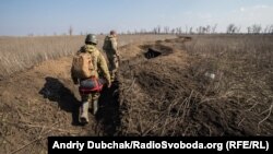 Неглибокі «підходні» окопи по дорозі до однієї з передових позицій