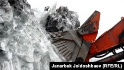 В 2017 году Кыргызстан разрешил перенос двух ледников на Кумторе, фактически легализовав их уничтожение.