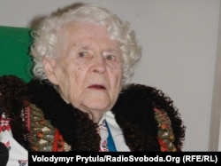 Герой України Віра Роїк – легендарна майстриня-вишивальниця із Сімферополя, засновниця школи української народної вишивки у Криму, заслужений майстер народної творчості України, фото Володимира Притули, 2010 р.