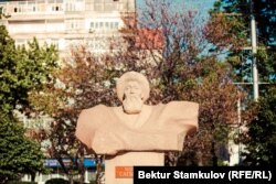 Сагынбай манасчынын эстелиги.