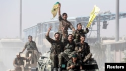 Күрт кошуундары Сириянын Ракка шаары "Ислам мамлекети" тобунан бошотулуусун майрамдап жаткан учур. 17-октябрь, 2017-жыл.