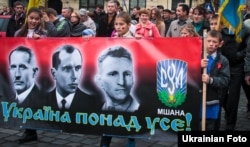 Марш слави Української повстанської армії (УПА). На банері портрети Євгена Коновальця, Степана Бандери та Романа Шухевича (зліва направо). Львів, 14 жовтня 2012 року