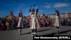 Женщины в традиционных костюмах выступают на праздновании Всемирного дня коренных народов. Россия, Дудинка, 6 августа 2016 года
