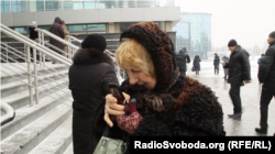 Жителі в окупації змушені шукати «острівці зв’язку», щоб здійснити дзвінок на підконтрольну Україні територію