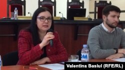 Alina Russu prezentând aplicația Diaspora.voteaza.md