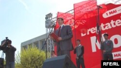 Iurie Muntean ținând un discurs de 1 mai 2010