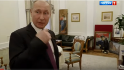 Кадр из фильма "Россия. Кремль. Путин". Путин в комнате отдыха
