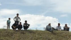 Бежавшие из затопленных сел жители сидят в степи, Мактааральский район, 2 мая 2020 года.