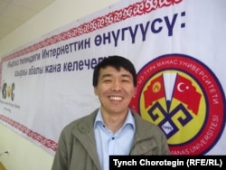 Кыргызча bizdin.kg интернет барагынын негиздөөчүсү Чоробек Сааданбеков. Бишкек, 30.3.2011.