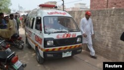 پاکستان کې يو امبولانس د ناموس په نوم د يوې وژل شوې ښځې مړی روغتون ته وړي ـ انځور له ارشيفه 