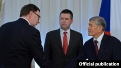 Чехия парламентинин депутаттар палатасынын төрагасы Ян Гамачек (ортодо) жана Кыргызстандын президенти Алмазбек Атамбаев.  