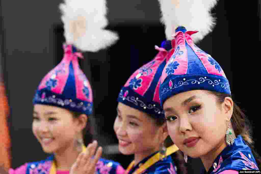 Femei kazace îmbrăcate în haine tradiționale pozează în&nbsp;pavilionul Kazahstanului, la Expo 2020, în Dubai.