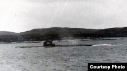 &#x424;&#x43E;&#x442;&#x43E;&#x433;&#x440;&#x430;&#x444;&#x438;&#x44F; &#x43F;&#x43E;&#x434;&#x432;&#x43E;&#x434;&#x43D;&#x43E;&#x439; &#x43B;&#x43E;&#x434;&#x43A;&#x438; &#x41A;-19, &#x43D;&#x430; &#x43A;&#x43E;&#x442;&#x43E;&#x440;&#x43E;&#x439; &#x432;&#x438;&#x434;&#x43D;&#x44B; &#x447;&#x43B;&#x435;&#x43D;&#x44B; &#x44D;&#x43A;&#x438;&#x43F;&#x430;&#x436;&#x430;. &#x41D;&#x43E;&#x440;&#x432;&#x435;&#x436;&#x441;&#x43A;&#x43E;&#x435; &#x43C;&#x43E;&#x440;&#x435;, 3 &#x438;&#x44E;&#x43B;&#x44F; 1961 &#x433;&#x43E;&#x434;&#x430;. 