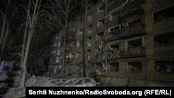 Москва каже, що метою атаки нібито були військово-промислові підприємства та заводи з виробництва пороху та ракетного палива. На фото - пошкоджений внаслідок удару РФ житловий будинок у Києві, 24 квітня 2025 року 