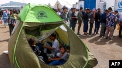 د اسلام کلا بندر ته د ایران څخه د شړل شویو کډوالو یوه رسېدلې ډله چې ماشومان هم په کې شامل دي