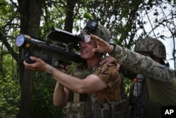 Українські військовослужбовці шукають ціль за допомогою американського зенітно-ракетного комплексу Stinger на передовій у Запорізькій області