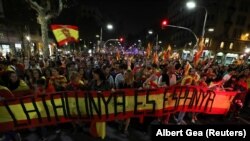 Мадридде өткөн акцияда "Каталония - бул Испания" деген плакатты көтөрүп тургандар.  27-октябрь, 2017-жыл