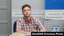 Романа Протасевича привели в приміщення брифінгу в останню хвилину